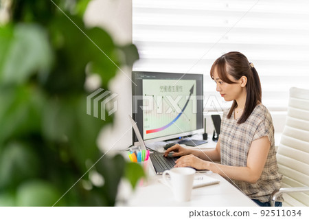 在家工作的年輕女工程師生產力提高效率圖 92511034