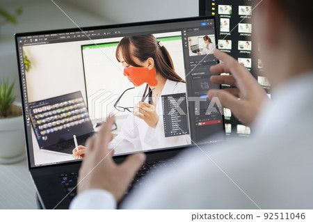 Image editing, photo processing, skin-beautifying processing, retouching, cameraman, male laptop computer 92511046