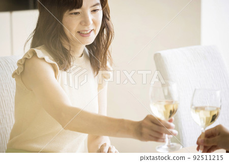 中間女人在餐廳敬酒 中間女人在餐廳敬酒 92511215