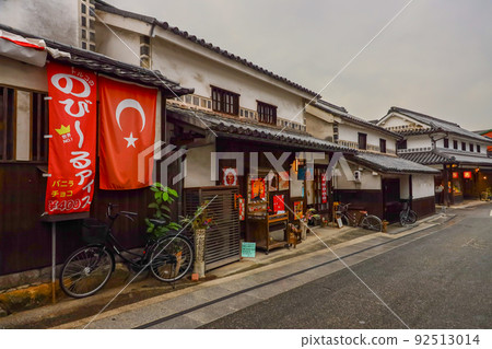 美麗的倉敷市街景與潮濕的雨水模式 92513014