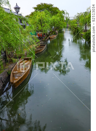 美麗的倉敷市街景與潮濕的雨水模式 92513034