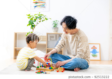 爸爸和孩子一起玩 92513222