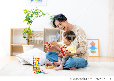 爸爸和孩子一起玩 92513223