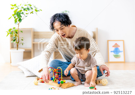 爸爸和孩子一起玩 92513227