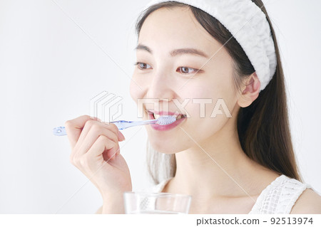 女人刷牙白色背景 92513974