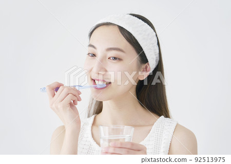 白色背景下刷牙的女人 92513975
