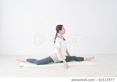 A woman splitting her crotch in the living room A woman splitting her crotch in the living room 92513977