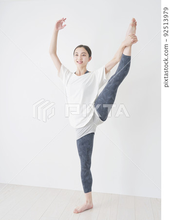 A woman who balances Y in the living room A woman who balances Y in the living room 92513979