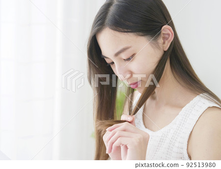在客廳檢查分叉的女人 92513980