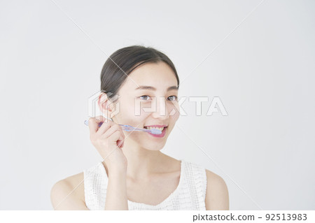 白色背景下刷牙的女人 92513983