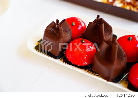 mini chocolate cakes and souffles. confectionery shop. mini chocolate cakes and souffles. confectionery shop. 92514250