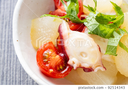 冬瓜章魚沙拉。 (它被稱為“冬瓜”,但它是一種夏季時令的蔬菜。) 冬瓜章魚沙拉。 (它被稱為“冬瓜”,但它是一種夏季時令的蔬菜。) 92514343