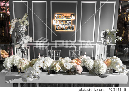 Bouquets of flowers in vase on the wedding table 92515146