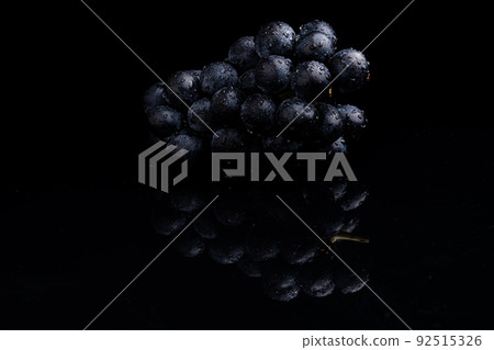 Photo taken on a black reflective background of large grapes Photo taken on a black reflective background of large grapes 92515326