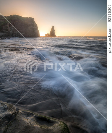 千葉縣禦宿町大月海岸初夏的波濤洶湧 千葉縣禦宿町大月海岸初夏的波濤洶湧 92516303