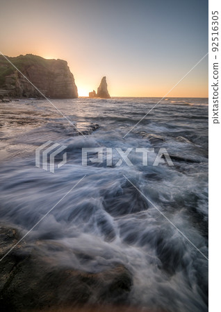 千葉縣禦宿町大月海岸初夏的波濤洶湧 92516305