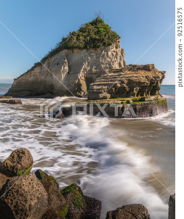 Isumi City, Chiba Prefecture, Suzumejima (Meotoiwa) floating in the blue sky in summer Isumi City, Chiba Prefecture, Suzumejima (Meotoiwa) floating in the blue sky in summer 92516575