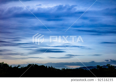 夏季日出前多雲的天空和雲彩(6 月,北部,105 毫米) 夏季日出前多雲的天空和雲彩(6 月,北部,105 毫米) 92518235