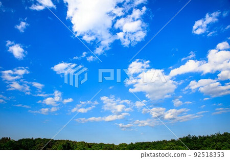 Spring evening blue sky and clouds (May, east, 24 mm) 92518353