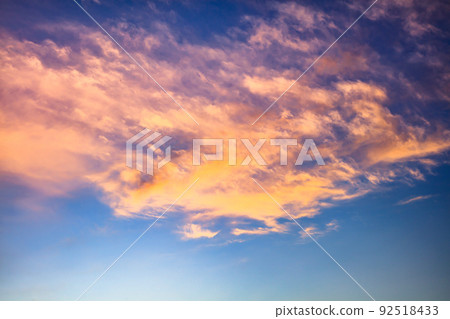夏季日落後的西天和雲彩（6月，西，56毫米） 92518433