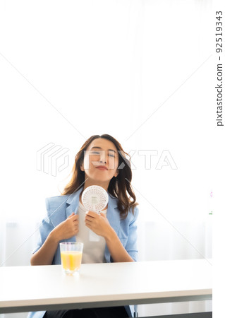 一個用風扇冷卻的女人 92519343