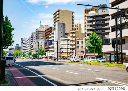 It is the scenery of the intersection in front of Hiroshima Insurance Office. It is an arterial road where Ekimae-dori and Chuo-dori intersect. Please enjoy the cityscape. Hiroshima 92519998