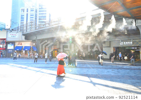 有樂町站前的風景在炎熱的天氣裡噴灑薄霧營造出涼爽的氛圍 92521114