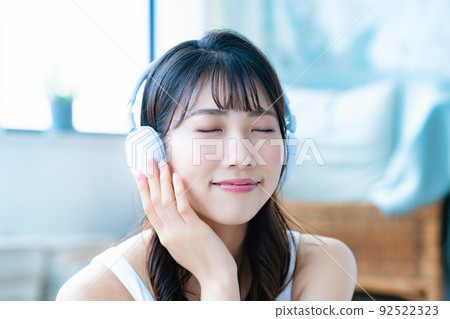 戴耳機聽音樂的年輕女子 92522323
