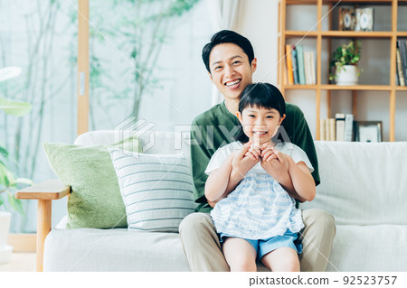 Father and child relaxing in the living room 92523757