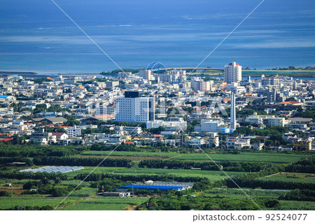 從沖繩石垣島版納公園鳥瞰城市 92524077