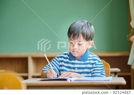 在學校學習的小學生 92524887