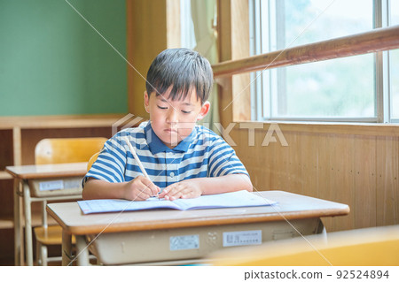 在學校學習的小學生 在學校學習的小學生 92524894