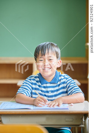 在學校學習的小學生 在學校學習的小學生 92524901