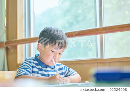 在學校學習的小學生 在學校學習的小學生 92524908