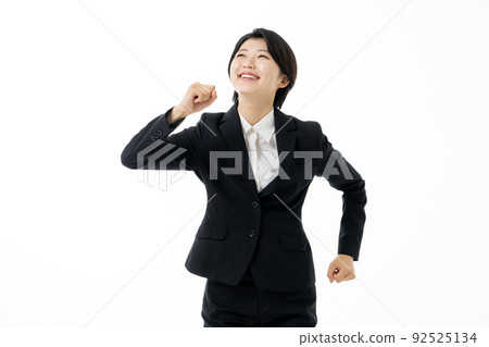 白色背景上穿著西裝的年輕女商人 92525134