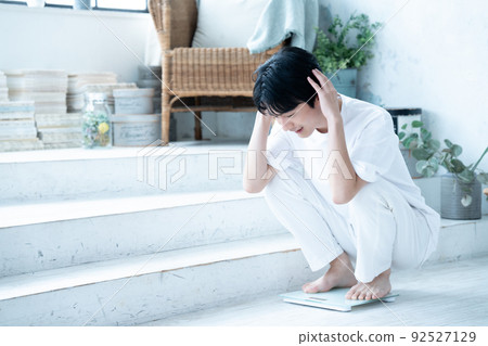 A man who weighs and is shocked 92527129