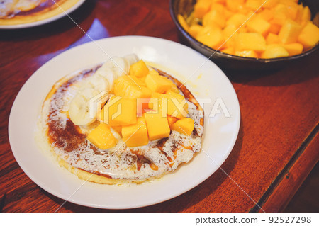 熱帶烤餅配切芒果和香蕉煎餅 92527298