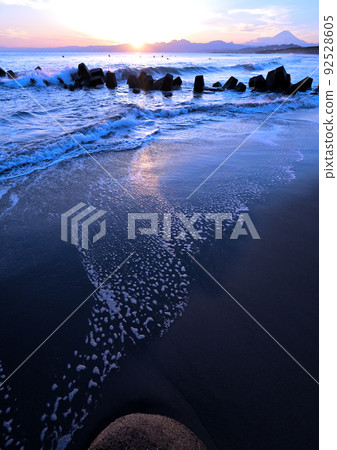 The evening view of the Chigasaki coast where the setting sun is reflected on the beach The evening view of the Chigasaki coast where the setting sun is reflected on the beach 92528605