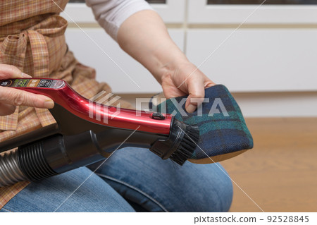 [Middle housewife who sucks slipper dust with a cyclone cleaner] 92528845