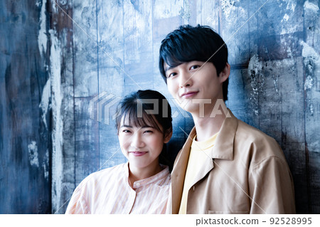 Young couple 92528995