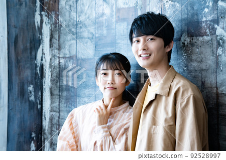 Young couple 92528997