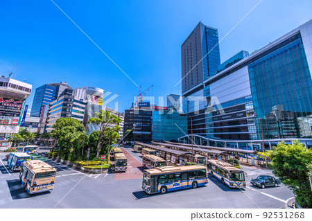 日本橫濱市容 7 月,第 7 波 BA.5 感染爆炸......俯瞰橫濱站擠滿了通勤巴士...... = 7 月 25 日 日本橫濱市容 7 月,第 7 波 BA.5 感染爆炸......俯瞰橫濱站擠滿了通勤巴士...... = 7 月 25 日 92531268