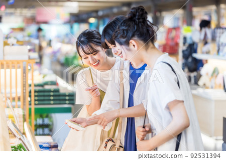 喜歡在少女之旅中挑選紀念品的年輕女性 92531394