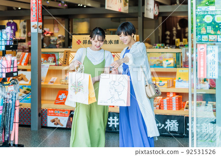 A young woman who bought a souvenir on a girls' trip 92531526
