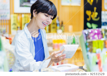 喜歡在少女之旅中挑選紀念品的年輕女性 92531529