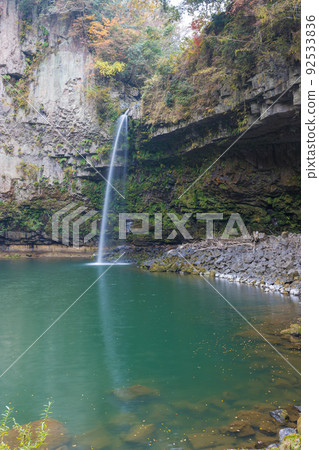 Autumn leaves of Unoko Falls (Gokase Town, Miyazaki Prefecture) 92533836