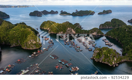 Floating fishing village and rock island in " Lan Ha " Bay, Vietnam, Southeast Asia 92534229