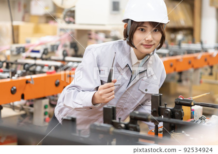 General-purpose image of women working in factories 92534924
