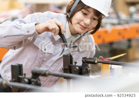 在工廠工作的女性的通用形象 92534925