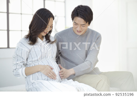 懷孕的夫婦，夫婦，產假談話，微笑 92535196